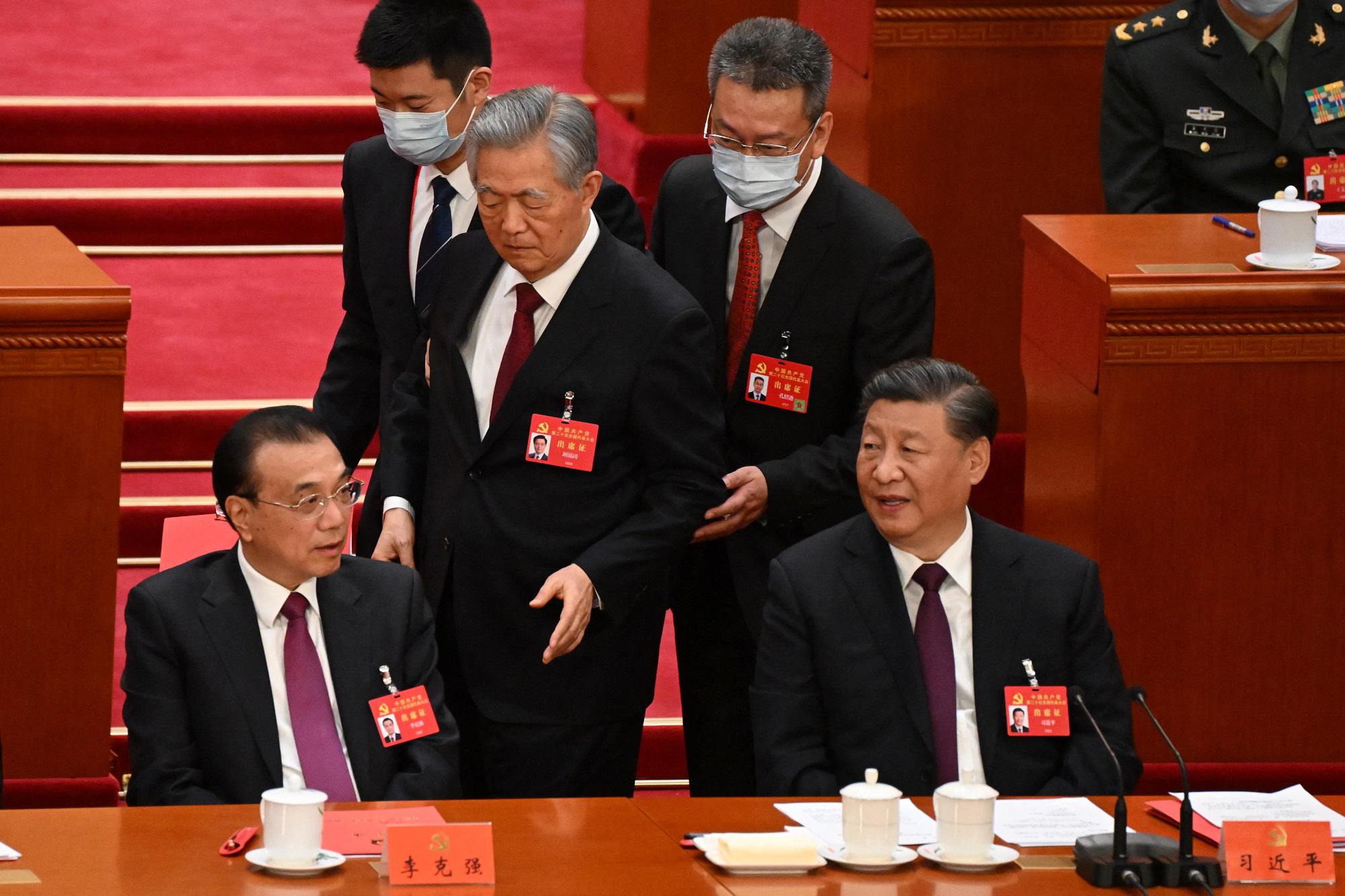 China, Hu escoltado fuera del Congreso PCCh: Xi retira a 4 veteranos del partido